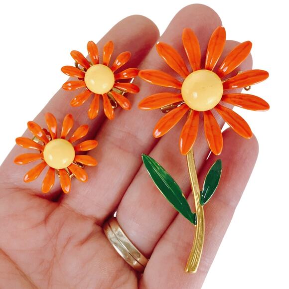 VTG 1960s Enamel Daisy Brooch Earrings Set Mod Flower Power Cheerful Playful - Picture 2 of 10